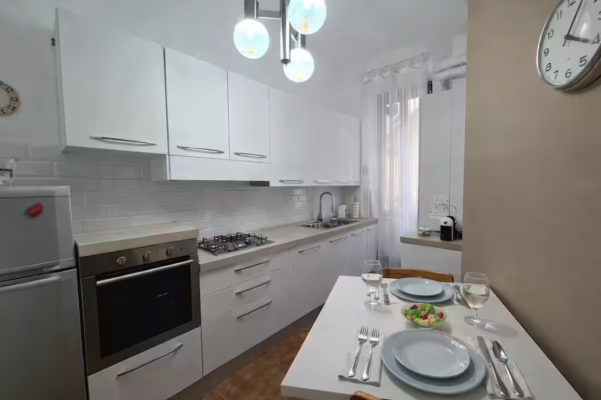 Fully equipped kitchen with dining area